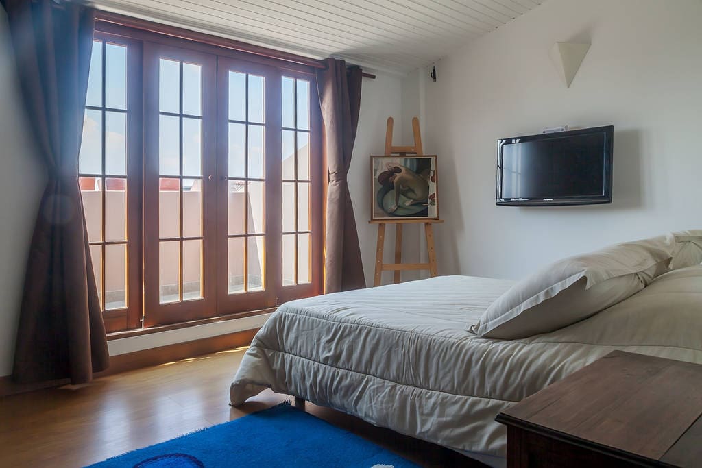 Room with double bed and access to the terrace