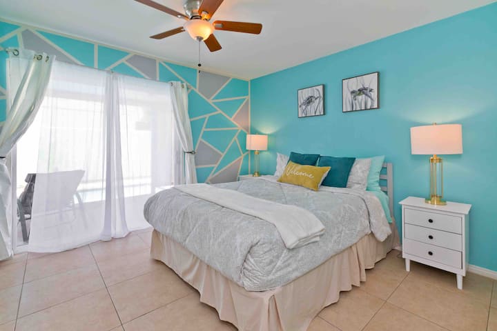 Chambre principale avec lit Queen Size