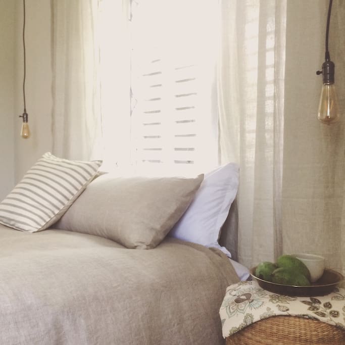 Crumpled linen with a side of crisp green mangoes