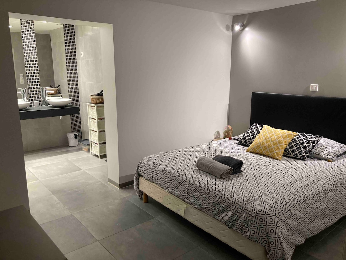 חדר שינה ראשי עם 160 מיטות, ואחריו חדר המקלחת