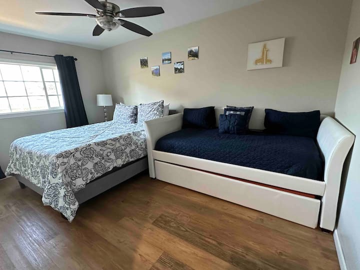 Posteľ s manželskou posteľou Queen a denná posteľ môžu byť vytiahnuté ako 2 dvojlôžka.