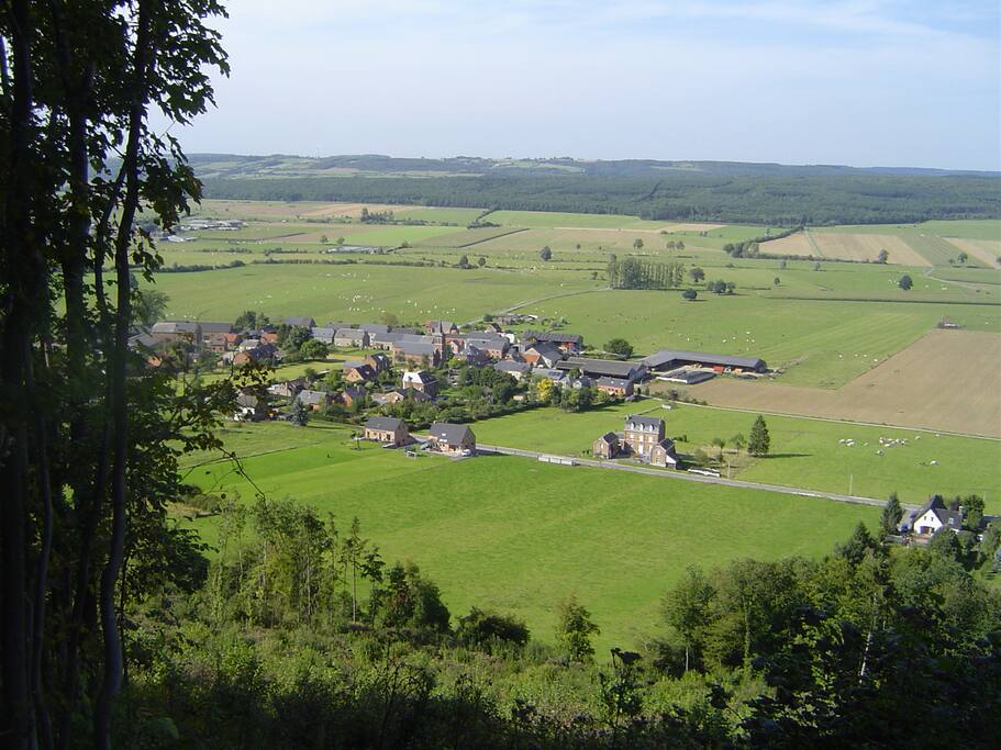 Village de Martouzin vu du Massif de la Calestienne