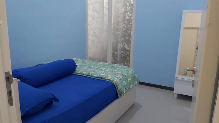 Dormitorio 2 con cama de 160x200cm, aire acondicionado y estante