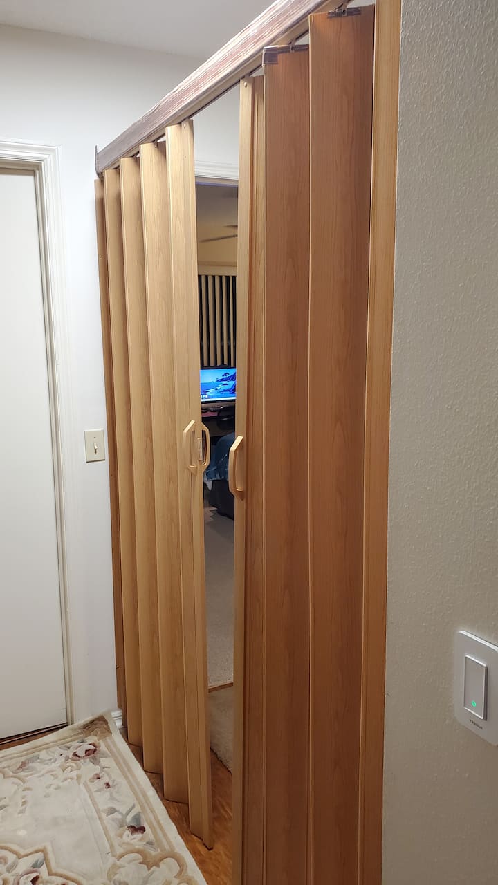 mlango wa faragha kutoka chumba cha kulala hadi bafu