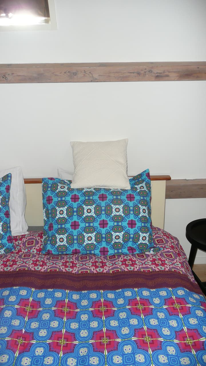 חדר שינה בקומה השנייה - בצד הקדמי - המיטה 