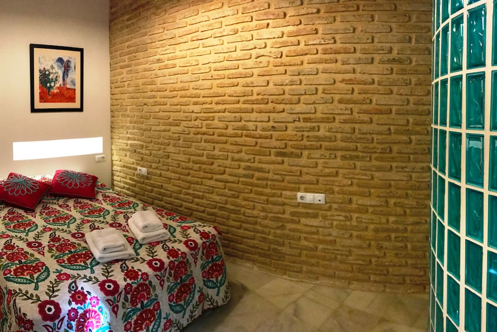 dormitorio con cama de matrimonio
