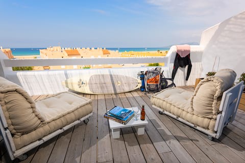 Penthouse overlooking the sea and next to the beach