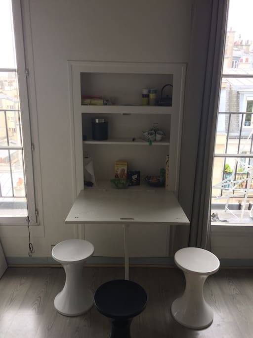 Table qui permet de prendre son petit déjeuner avec une belle vue sur les Invalides