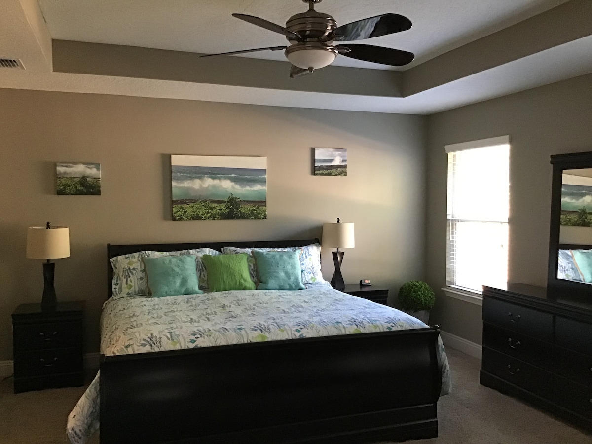 Დიდი მთავარი საძინებელი დიდი საწოლით,  დიდი ტელევიზორით, დიდი გასეირნებით კარადაში