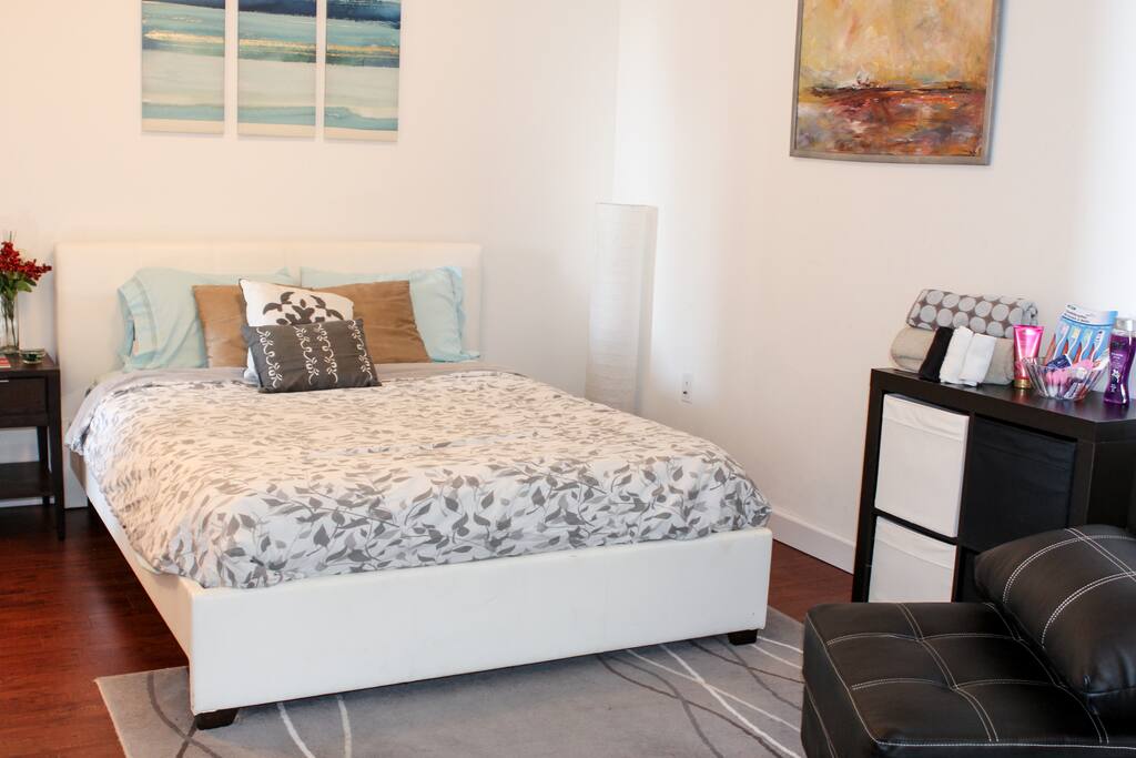 Comfy Stay with complimentary toiletry, Miami guides of what to do with chocolates on night stand, and extra sofa to rest and also personal fold out bed for your extra guest :)
