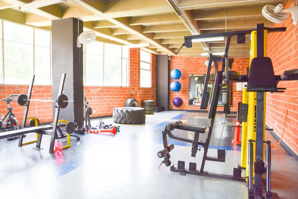 Gimnasio gratis, puedes acceder al instructor con un costo extra, si lo deseas.