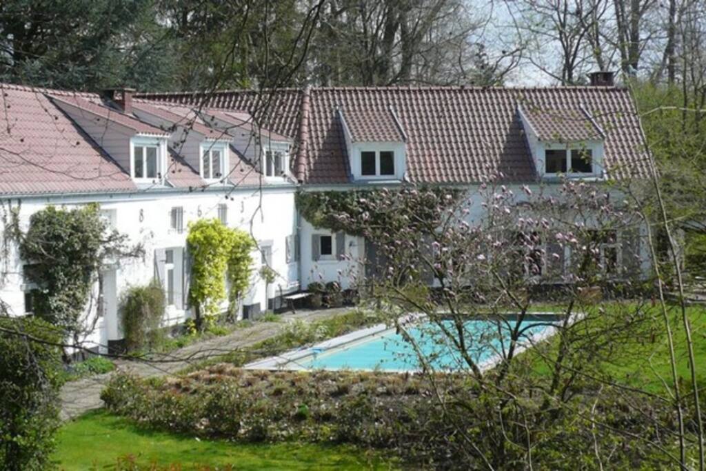 Vue arrière extérieure piscine