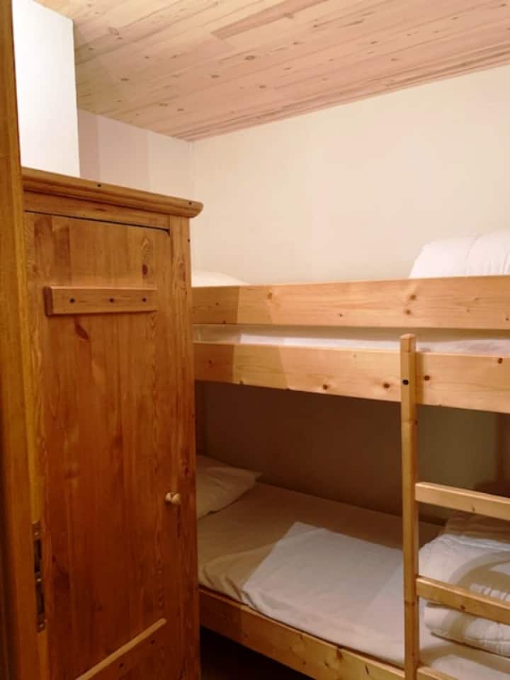 GRANGETTES: prostor u planinskom stilu s jednim krevetom na kat