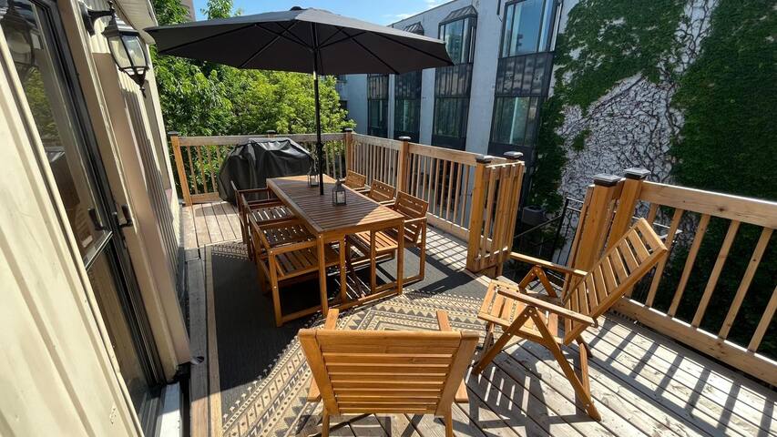 Unique ,Old, Montreal, Parking & Patio 10 Guests gallery image 5