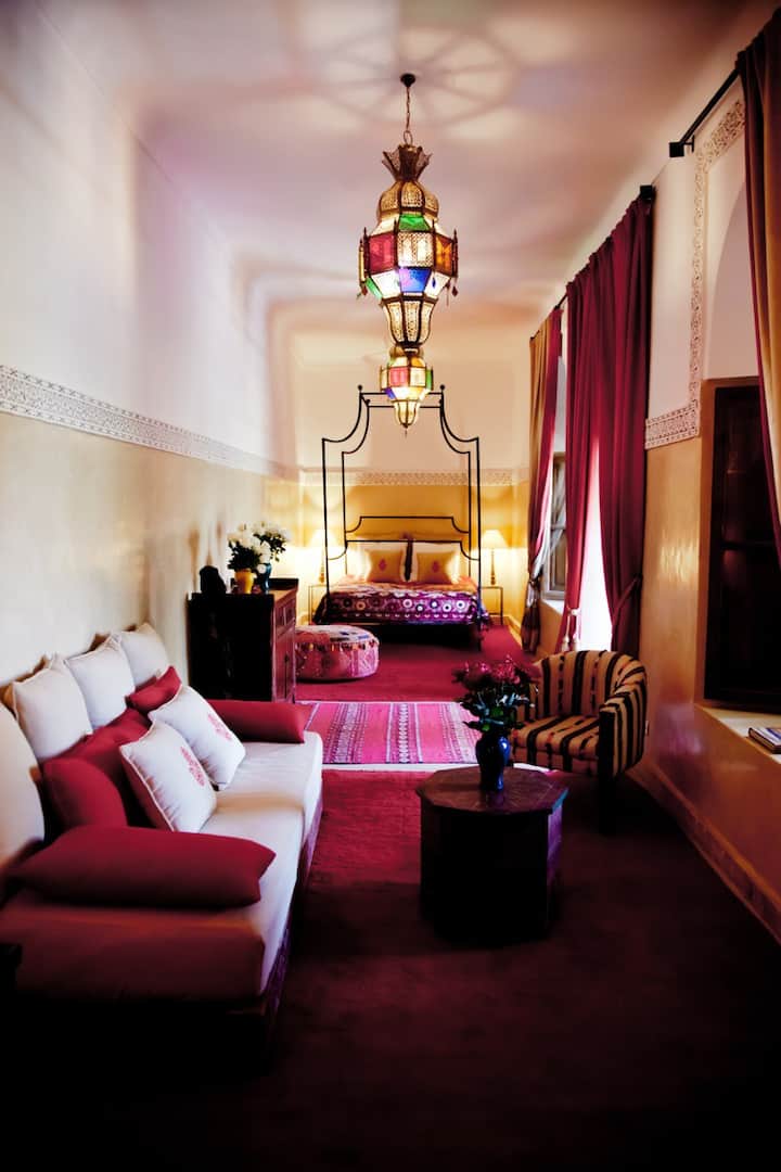 Une grande suite, sa salle de bain, ses toilettes séparées et son salon extérieur.