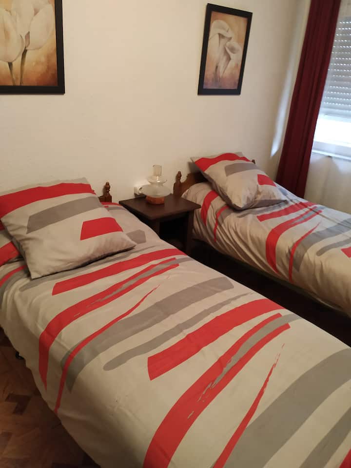 Dhoma e gjumit N 3 me 2 krevate 90 cm