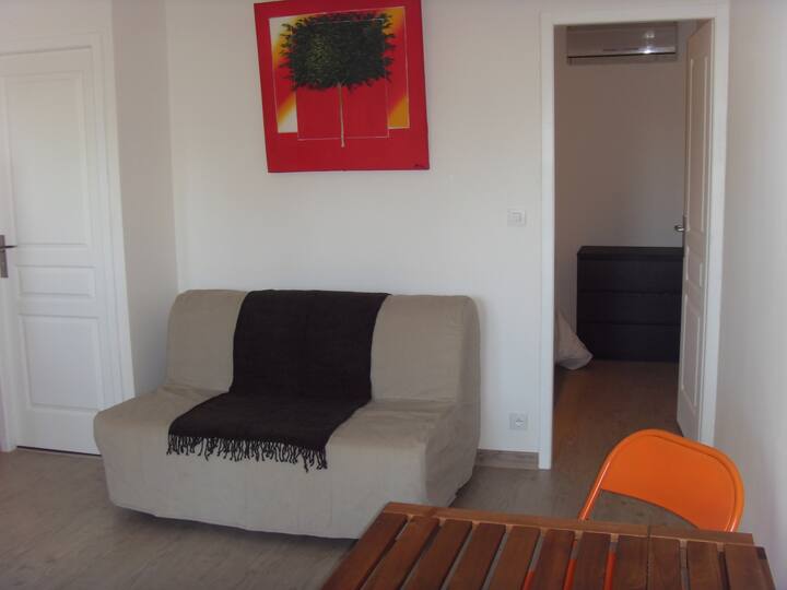 ห้องนั่งเล่นพร้อมเตียงโซฟา BZ