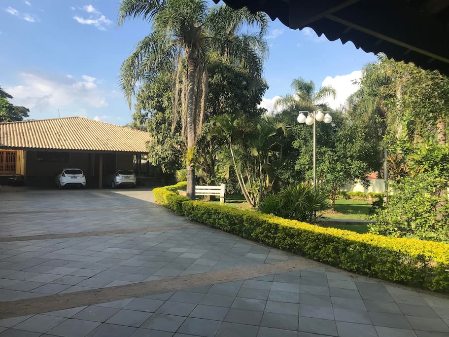 Entrada com garagem para 4 veículos cobertos.