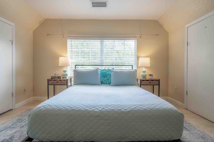 Chambre au troisième étage avec lit Queen Size.