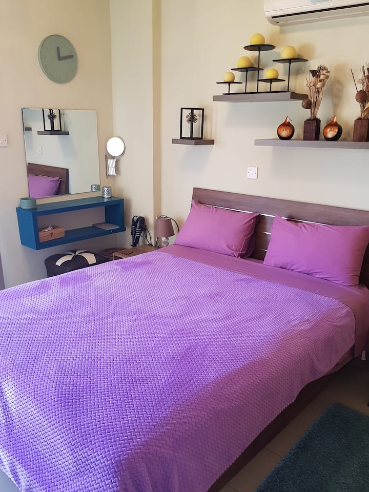 Риа номера. Пурпурная кровать.