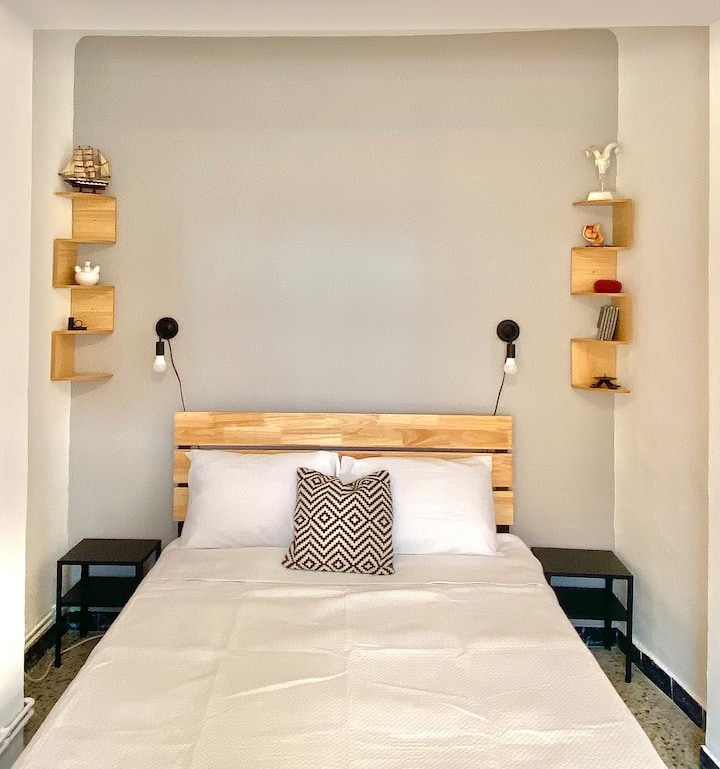 Chambre spacieuse au niveau de l'entrée. Lit queen size.