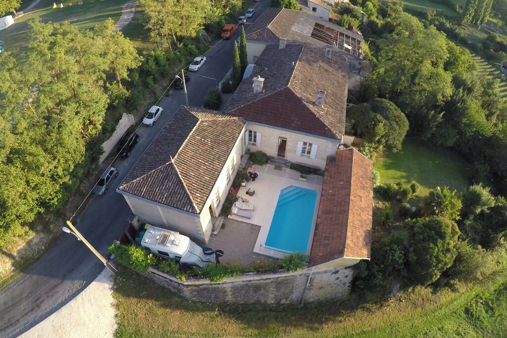 Vue aérienne de la maison et sa belle piscine cloîtrée