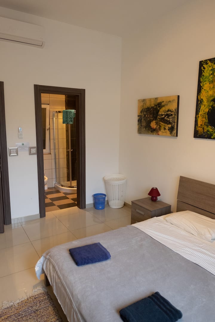 Banjë më vete në dhomën kryesore të gjumit