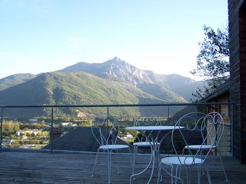 Large renovated Pyrenees barn -jacuzzi and pool table