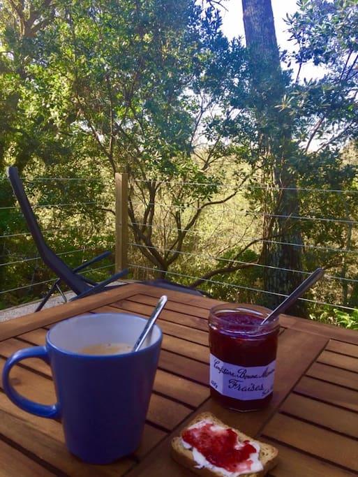 Petit déjeuner sur la terrasse