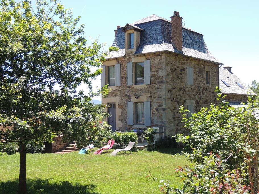 La maison avec la jardin clos et arboré