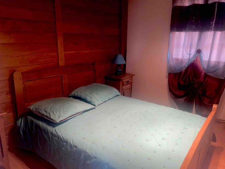 Имате вграден гардероб, обърнат към леглото.