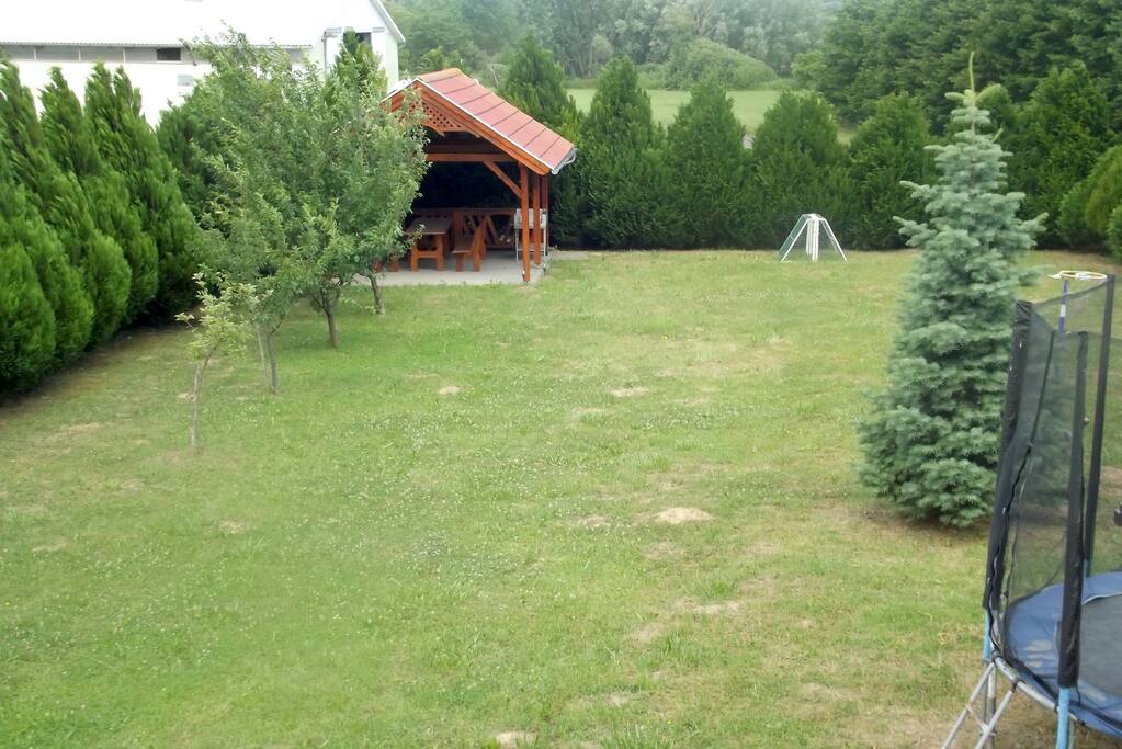 Großer Garten mit Grill