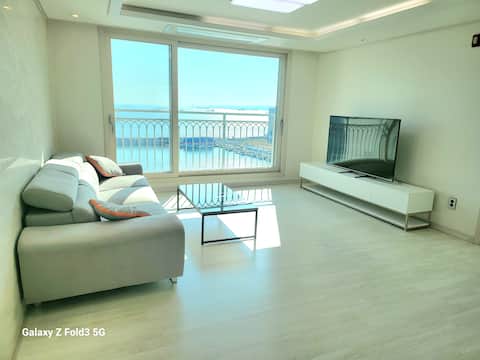 Cloud 1704 captures the sea at a glance