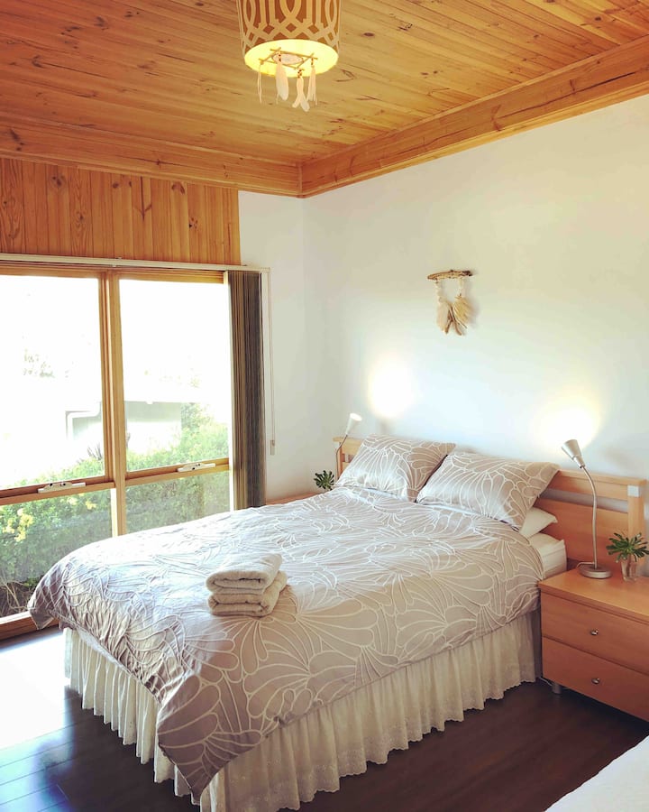 Естествени и неутрални цветове в цялото пространство, насърчаващи връзката с природата и спокойствието.