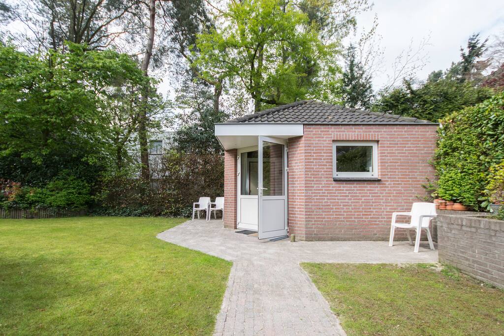 Vrijstaand tuinhuisje, eigen ingang via de tuin
