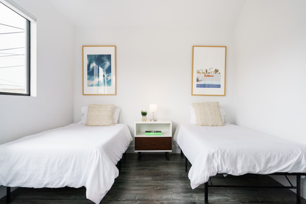 Druhá z dvoch spální na poschodí s dvoma veľkými posteľami