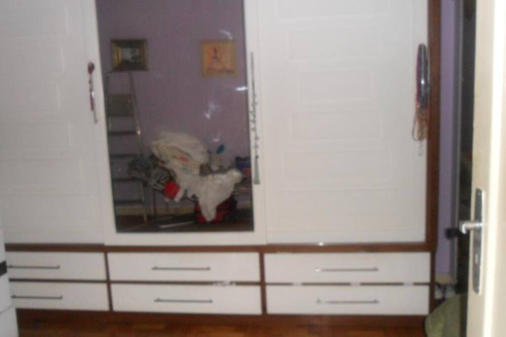 guarda roupa no quarto