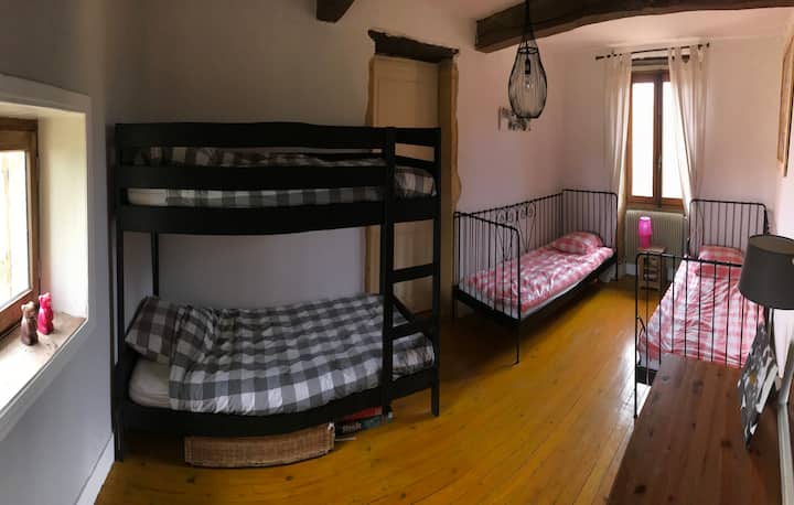 Спална соба 2
 со 2 единечни кревета и кревет на спрат