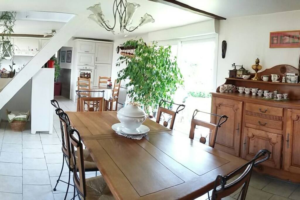 Salle à manger avec vue sur le jardin