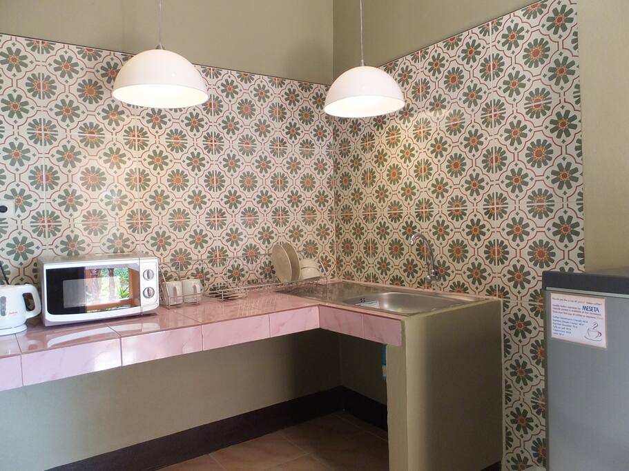 Kitchenette includes a microwave, electric kettle, toaster, fridge and tableware. If you need a kitchen that allows cooking, please see our other lodging unit "Garden Studio"
