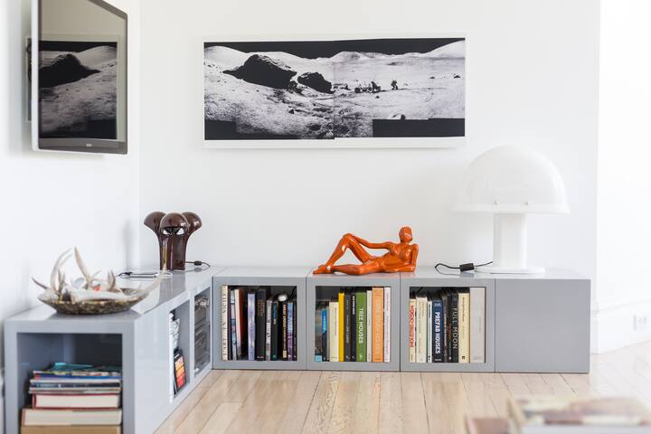 Unique Modern Airy Apartment with Contemporary Art gallery image 5