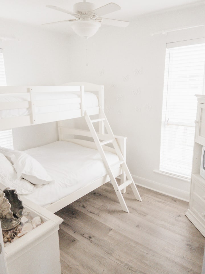 Deuxième chambre à l'étage avec lits jumeaux superposés