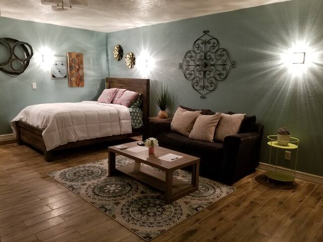 Beautiful guest cottage in master plan subdivision