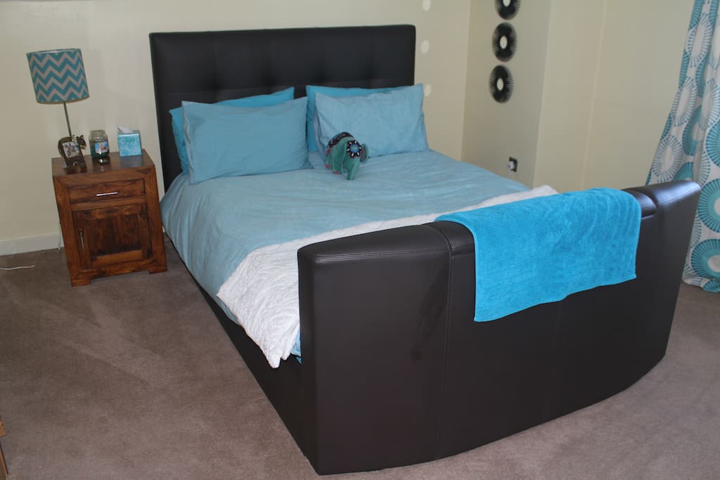 Queen bed can have extra double bed to sleep family