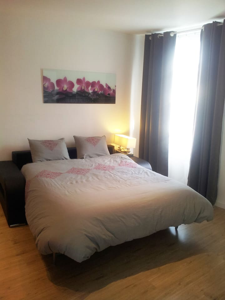 Sofa u dnevnom boravku koja se može pretvoriti u udoban bračni krevet