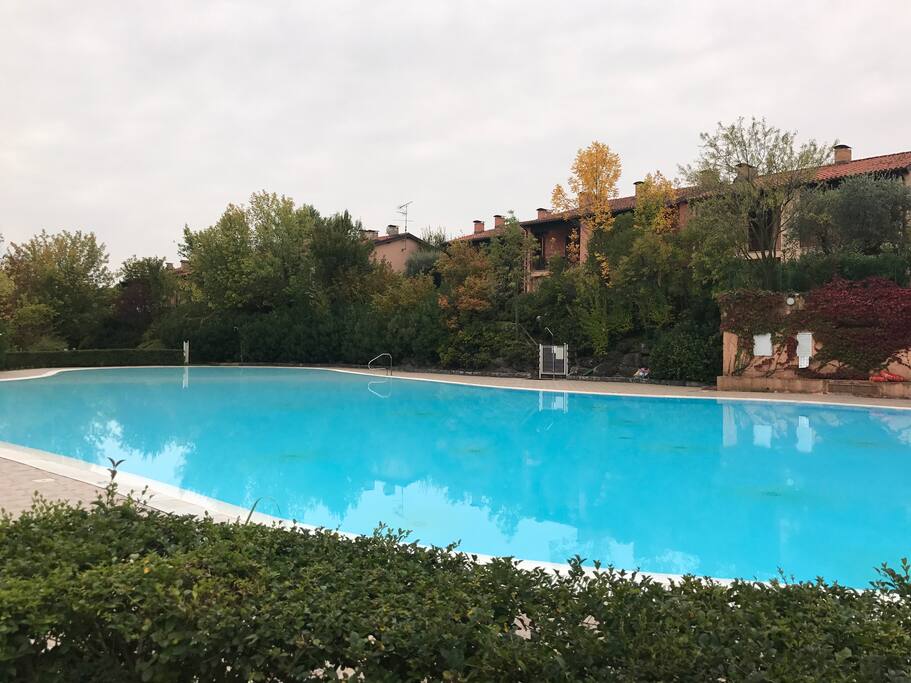 View of the swimming pool area - Blick auf den Poolbereich - Visione dell'area piscina.