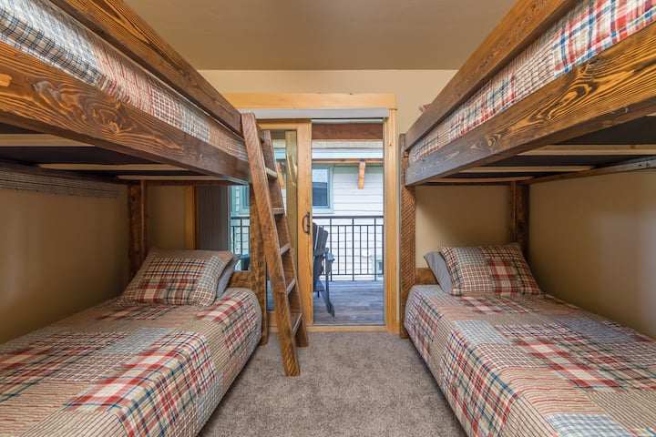 Dormitorio de invitados con resistentes literas personalizadas con dos camas individuales XL 