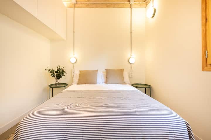 A bedroom with a double bed 
 