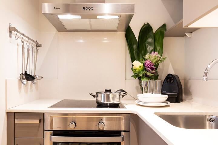 Spacious & Stylish Apartment in Central Barcelona gallery image 5