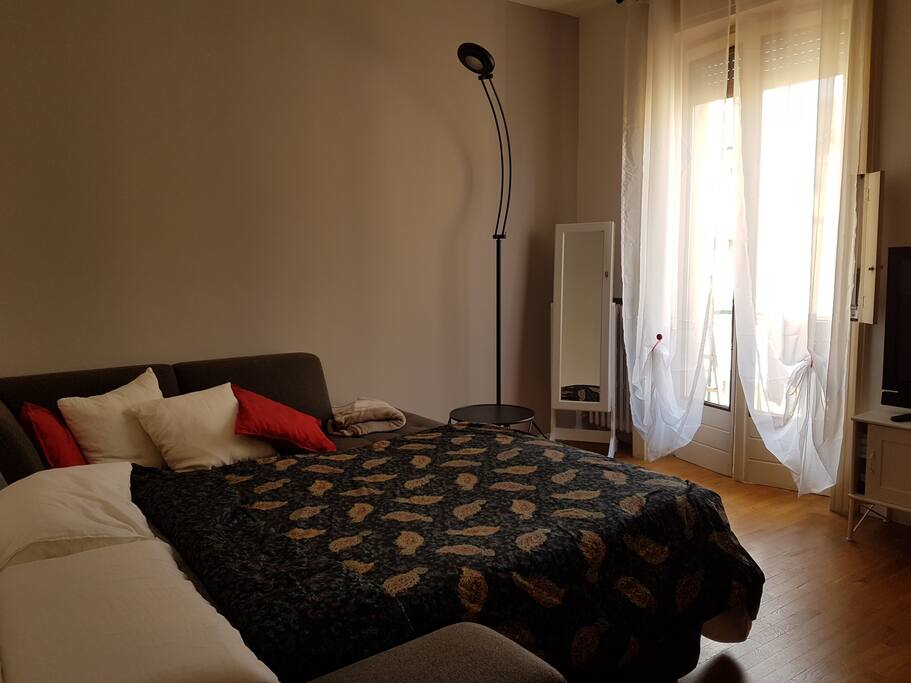 Divano con chaise longue (aperto) e balconcino